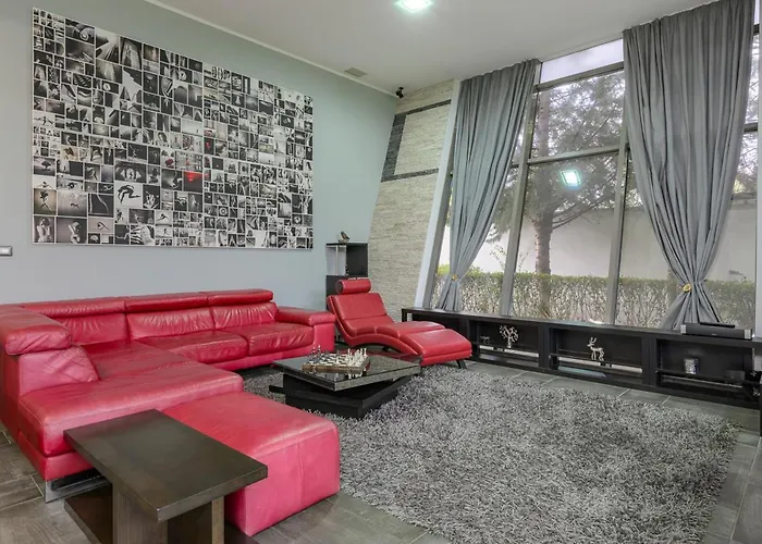 9 April Village Sea & * Warna